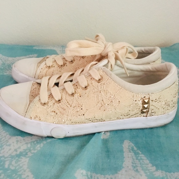 Guess Shoes - Guess sneakers. Sz 7,5. Lace. Great condition